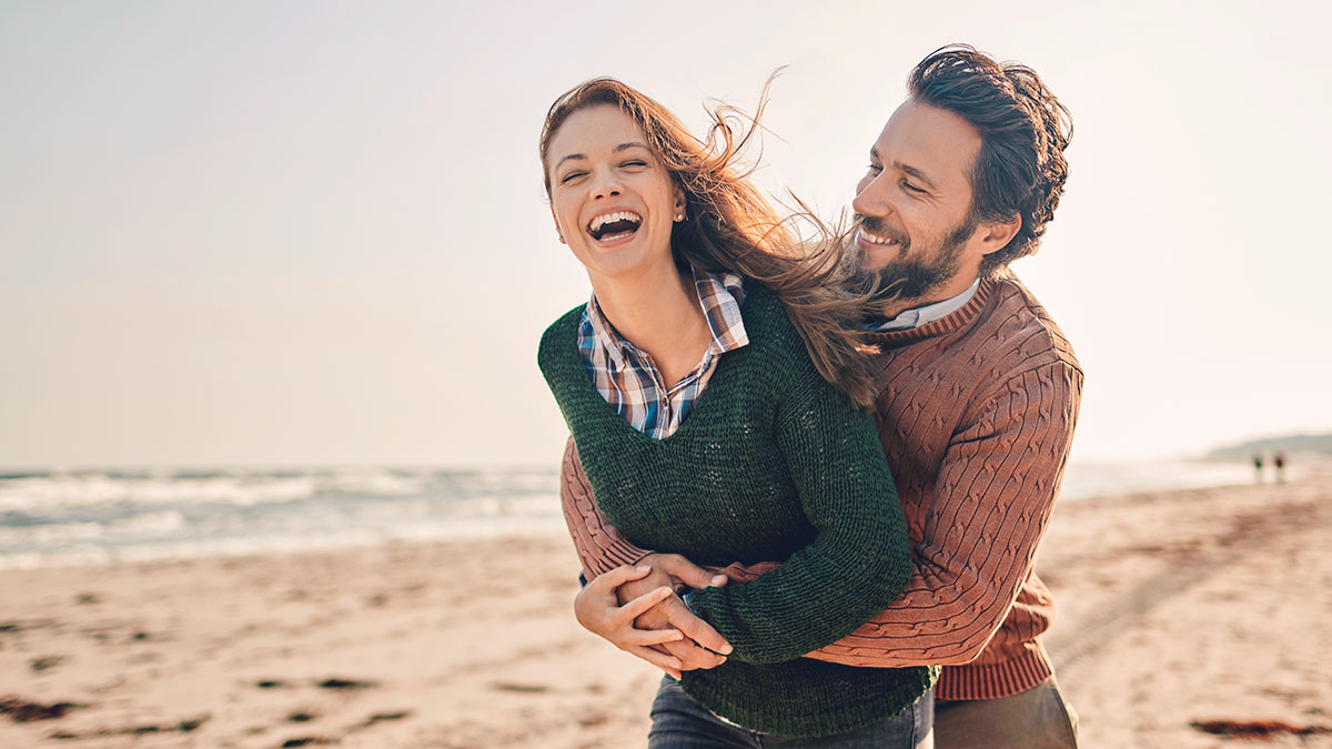 photo_couple_beach_laughing couple laughing on beach
